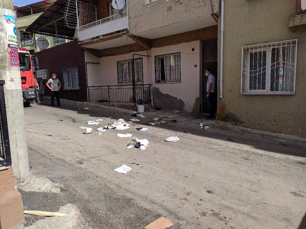 Eşyaları sokağa atıp pencere kenarında kahvaltı yaptı
