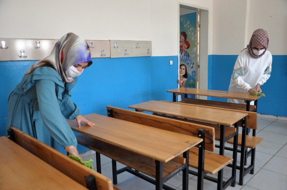 Fedakar öğretmenler okullarını eğitime hazırlıyor