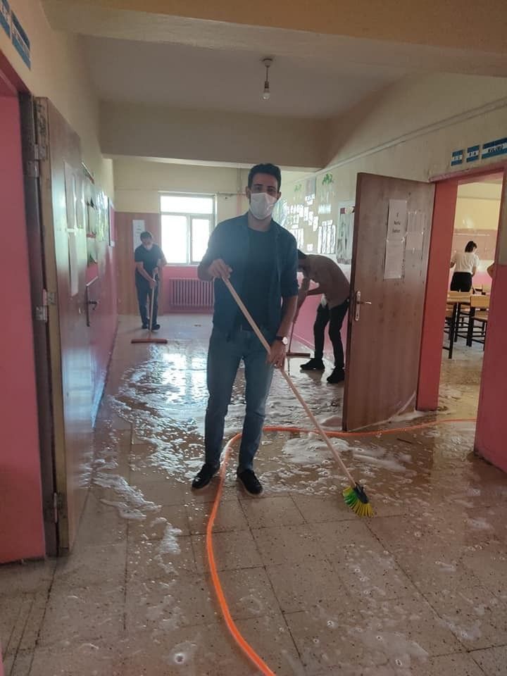 Fedakar öğretmenler okullarını sabunlu suyla yıkadılar