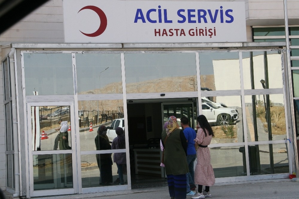 Genç kız evde başından vurulmuş bulundu