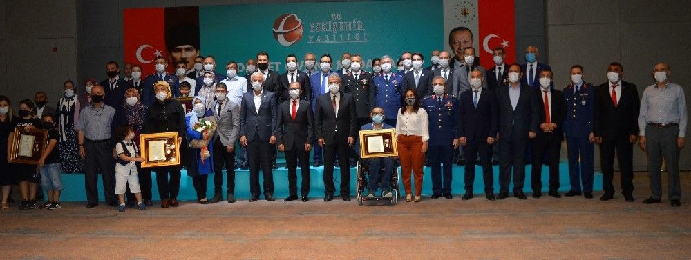 Gururla madalyalarını aldılar