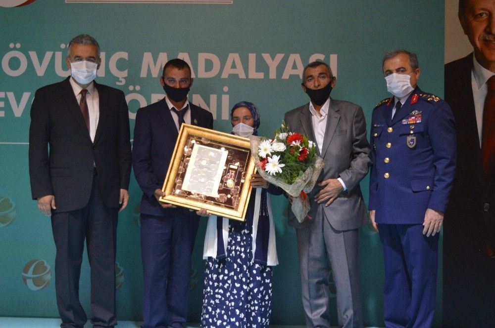 Gururla madalyalarını aldılar