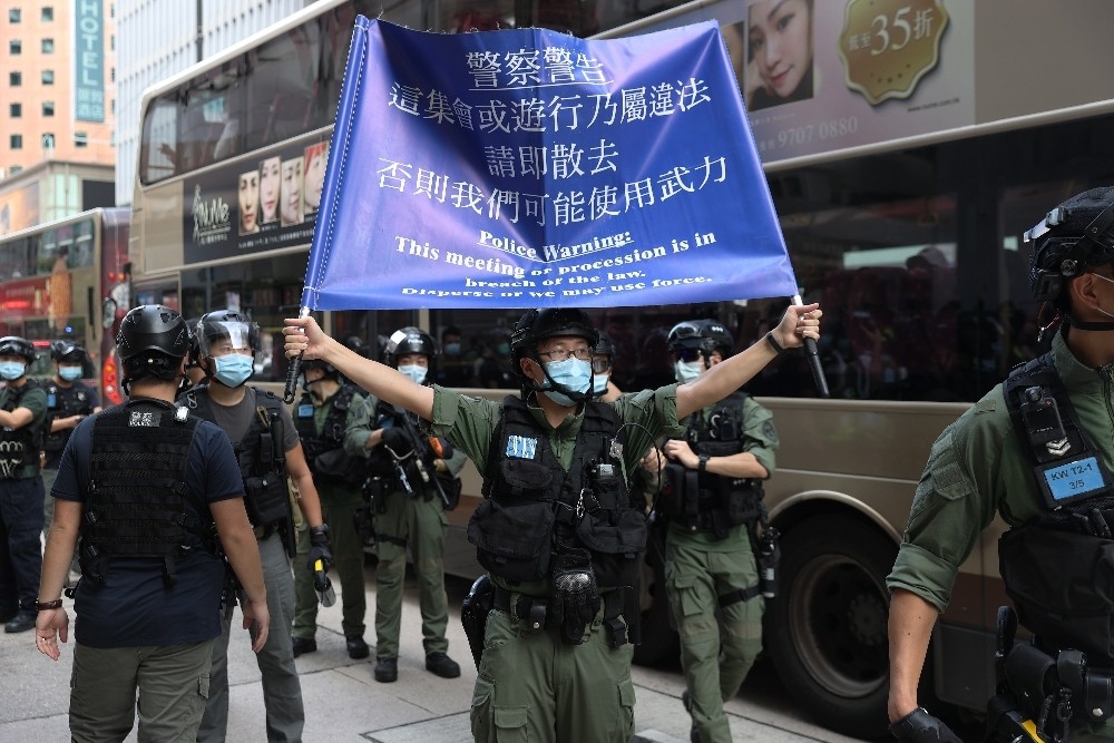 Hong Kong'da sokaklar yine karıştı: En az 90 gözaltı