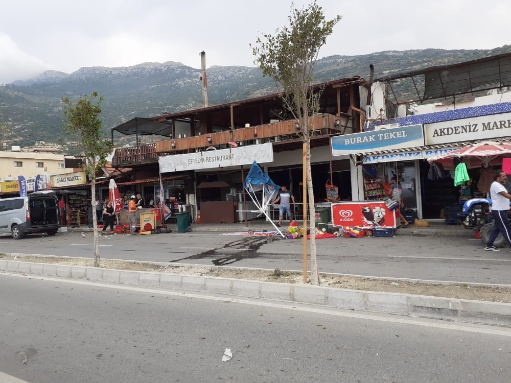 "Hortum" sahildeki şemsiye ve çadırları uçurdu