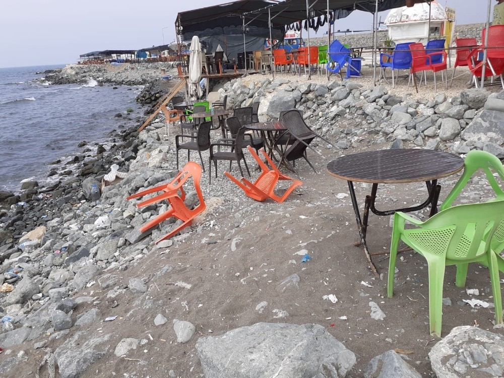 "Hortum" sahildeki şemsiye ve çadırları uçurdu