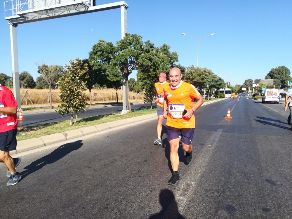 İzmir Yarı Maratonu sınırlı ama coşku ile gerçekleşti