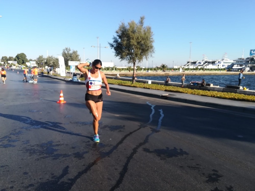 İzmir Yarı Maratonu sınırlı ama coşku ile gerçekleşti