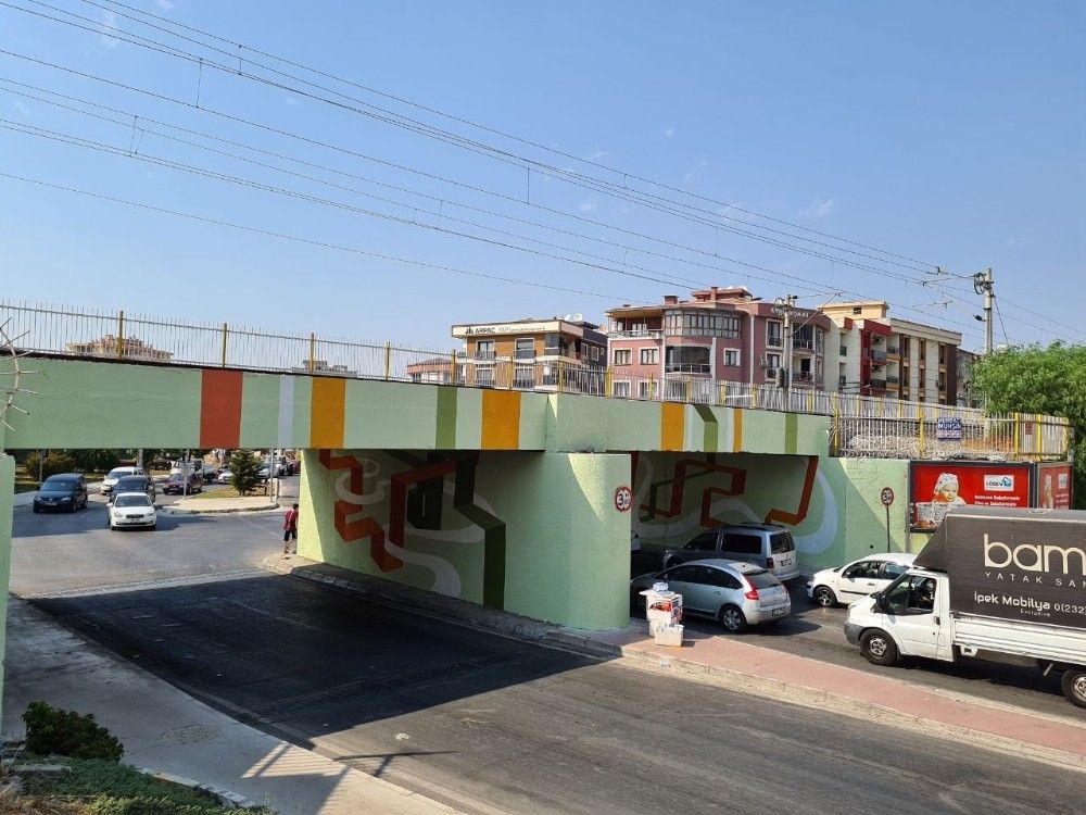 İzmir'de alt geçitlere renk geldi