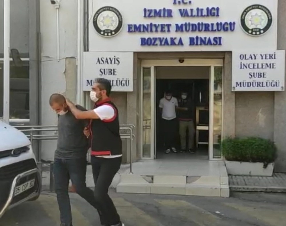 İzmir'deki cinayetle ilgili 2 şüpheli tutuklandı
