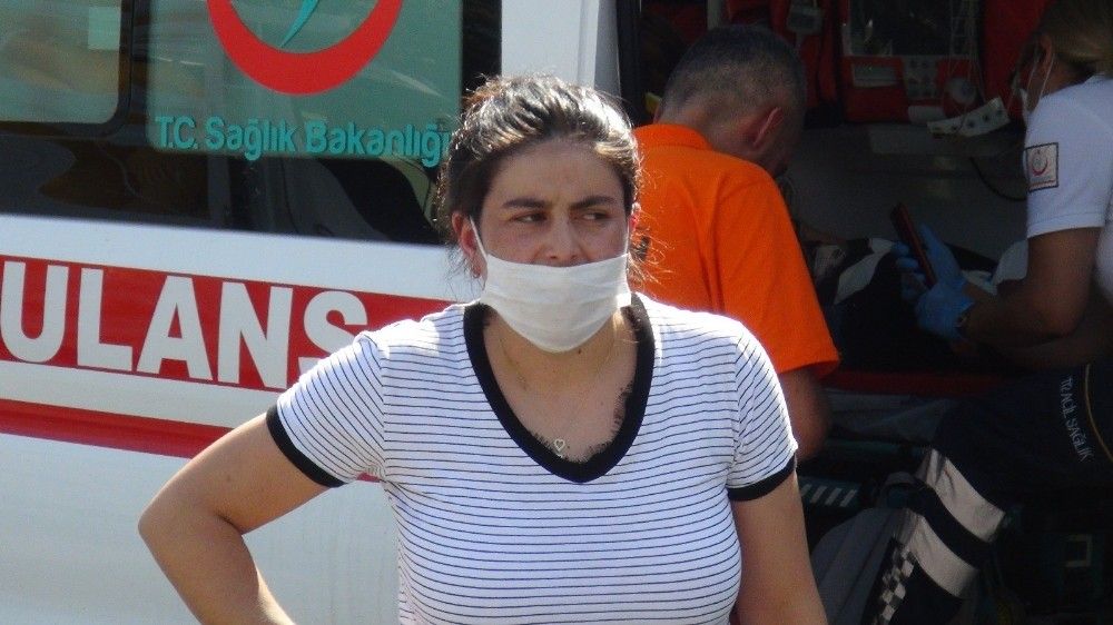 Kadın sürücü çarptığı genç kızın başından ayrılmadı