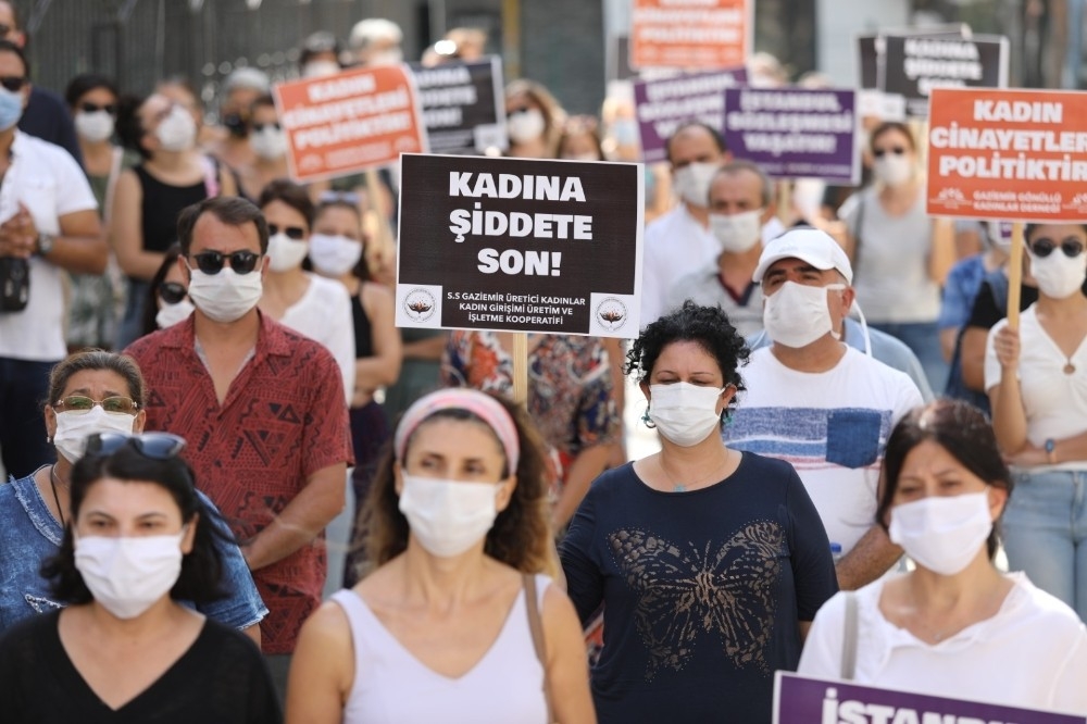 Kadınlardan alkışlı protesto
