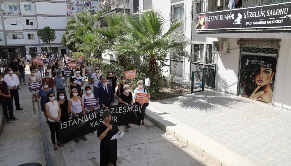 Kadınlardan alkışlı protesto