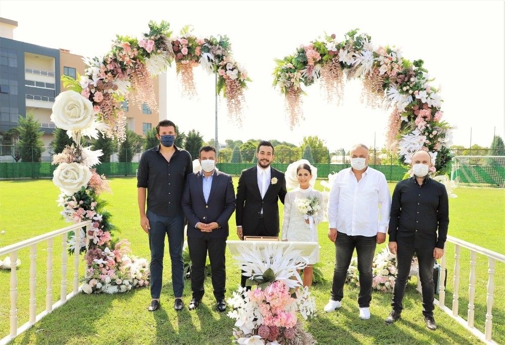Kalecinin nikahı yeşil sahada kıyıldı