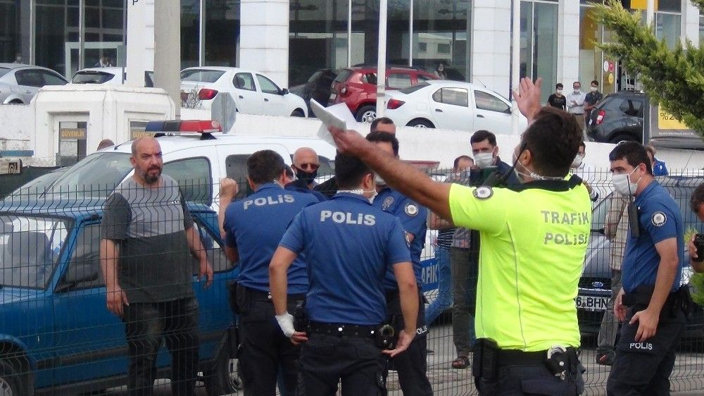 Kaza sonrası sürücü ortalığı birbirine kattı