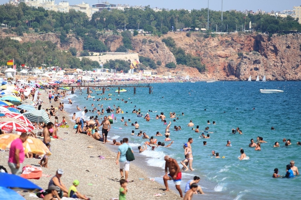Konyaaltı sahilinde tehlikeli yoğunluk