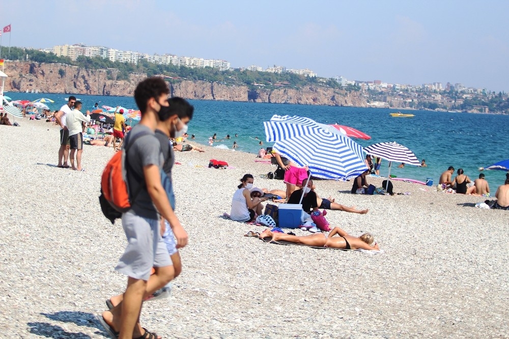 Konyaaltı sahilinde tehlikeli yoğunluk