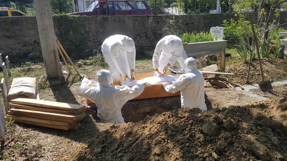 Koronalı adamın tabutu yakıldı