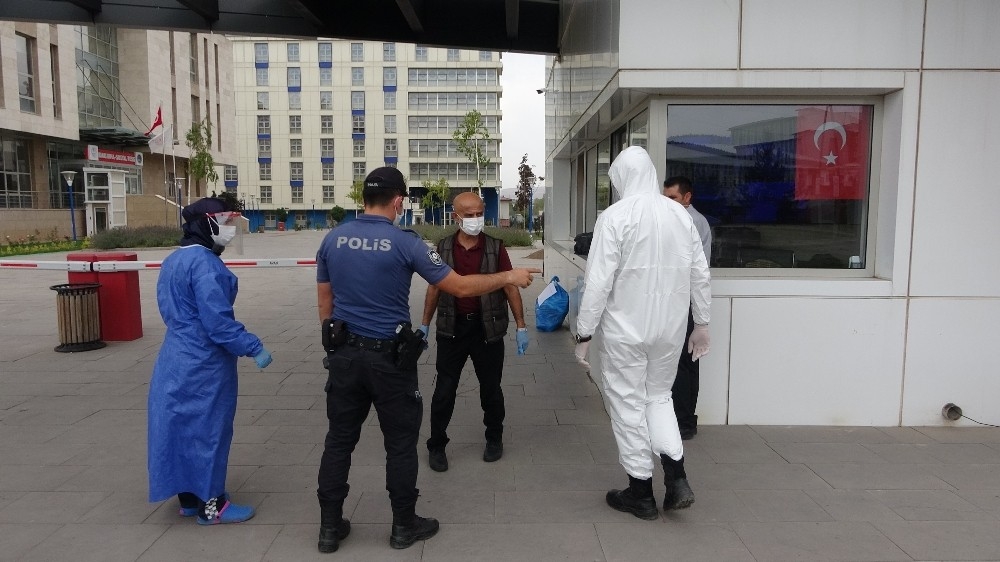 Koronalı olmasına karşın dükkanını açtı