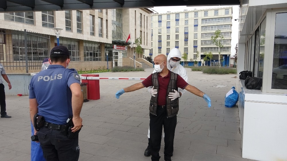Koronalı olmasına karşın dükkanını açtı