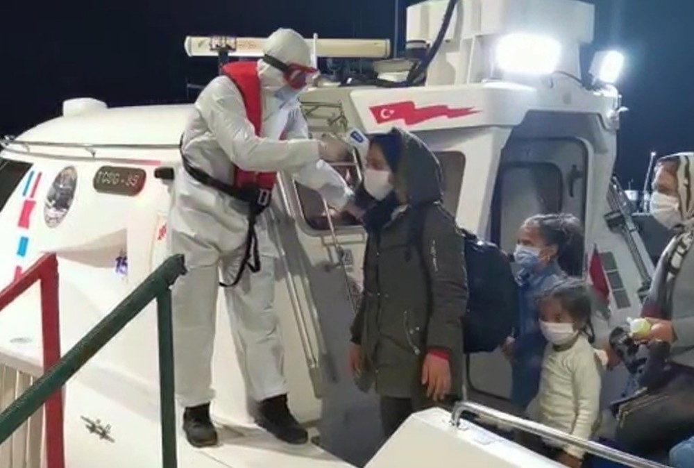 Kuşadası Körfezi'nde Yunanistan'ın geri ittiği 18 göçmen kurtarıldı