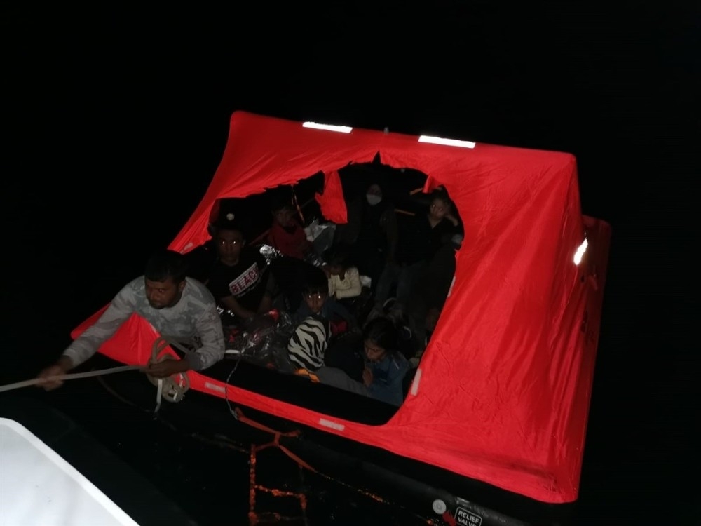 Kuşadası Körfezi'nde Yunanistan'ın geri ittiği 18 göçmen kurtarıldı