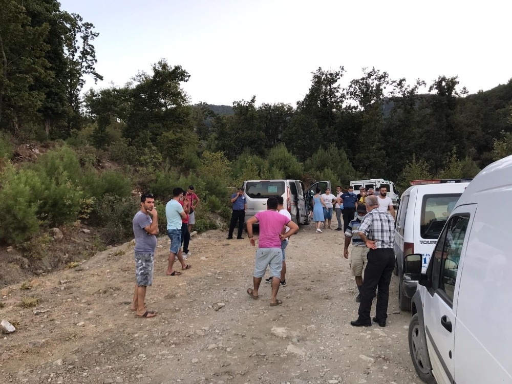 Kuşadası'nda bir genç ağaçta asılı bulundu