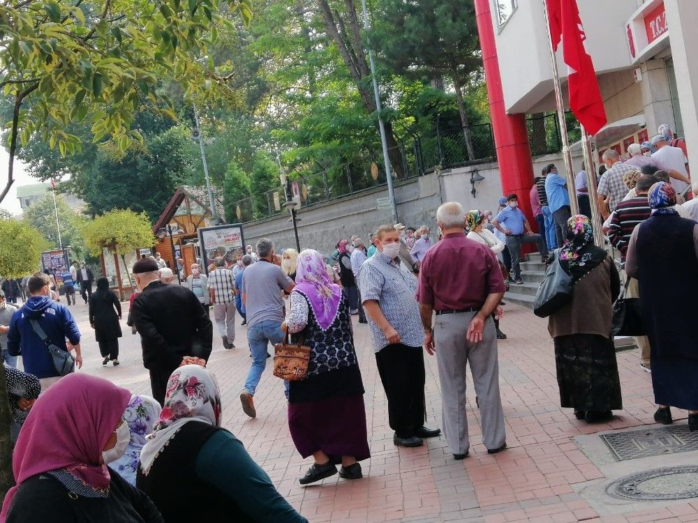 Maaş kuyruğu korona dinlemedi