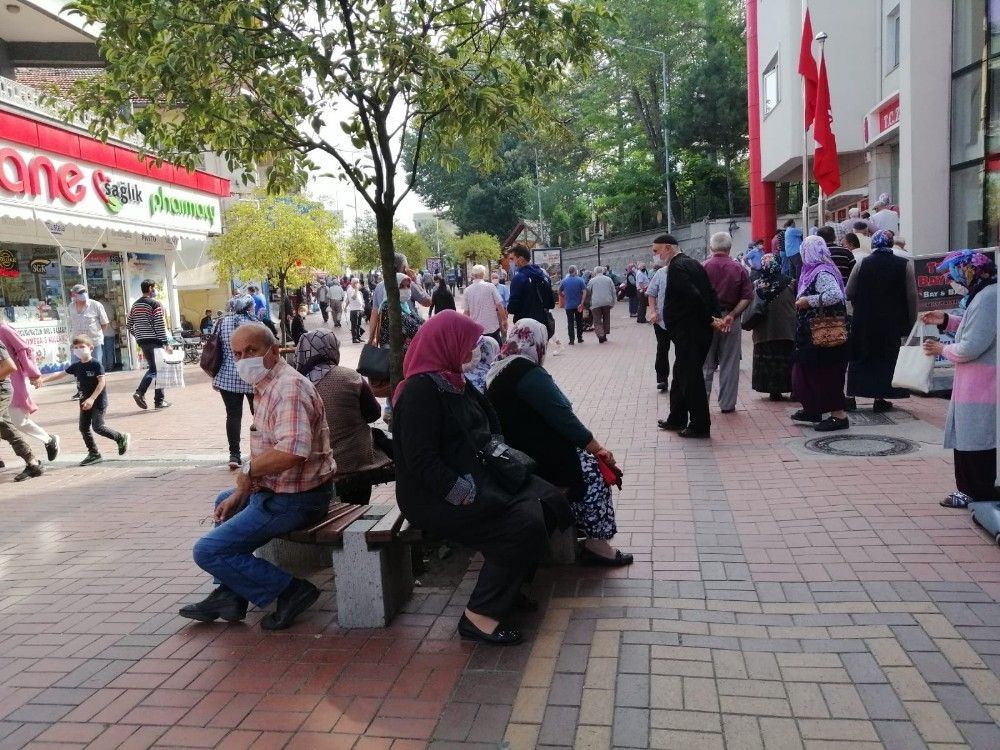 Maaş kuyruğu korona dinlemedi