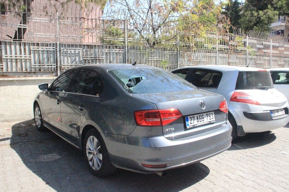 Madde bağımlısı kadın 21 aracın camını kırdı