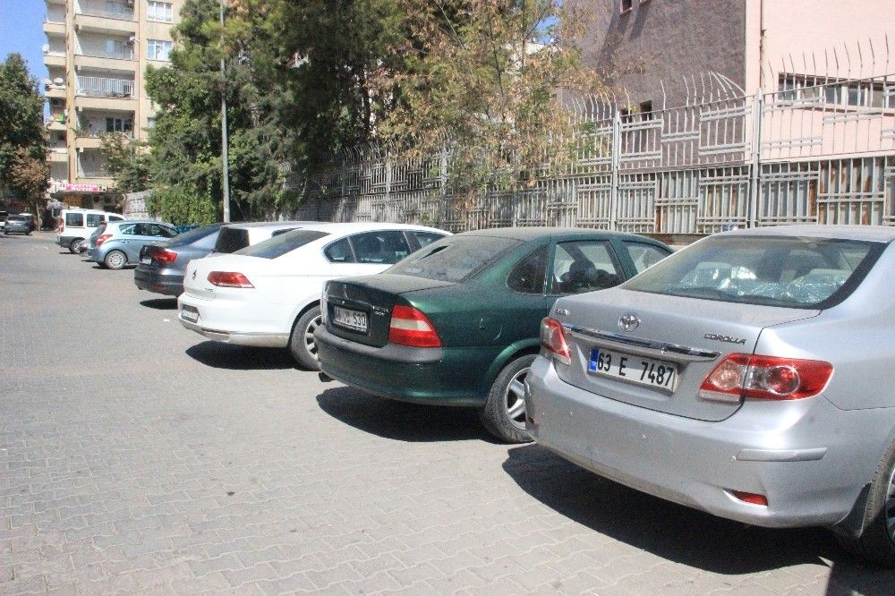 Madde bağımlısı kadın 21 aracın camını kırdı