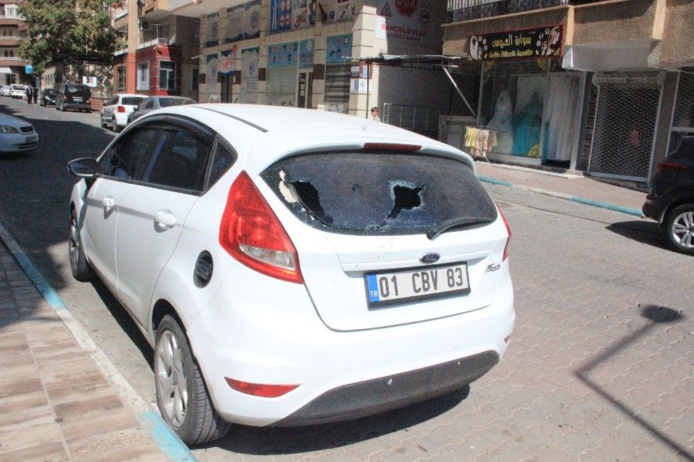 Madde bağımlısı kadın 21 aracın camını kırdı