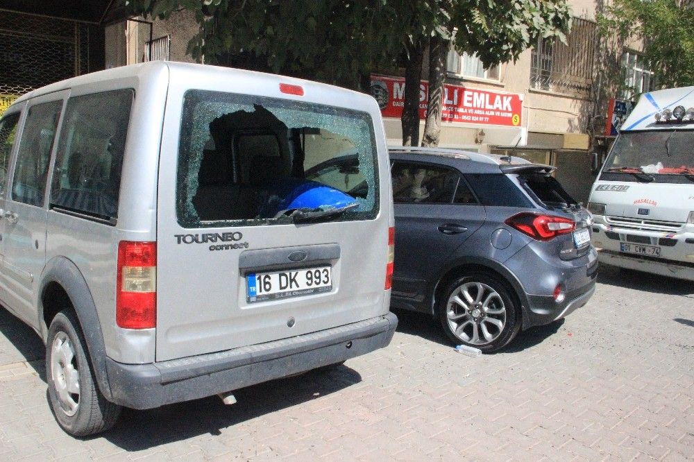 Madde bağımlısı kadın 21 aracın camını kırdı