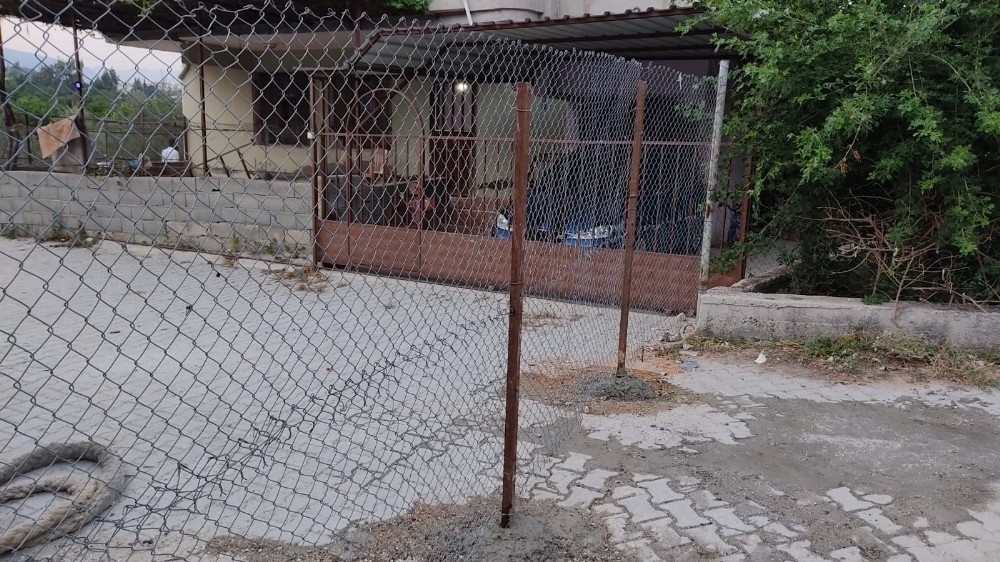 Mahalle yolsuz kaldı