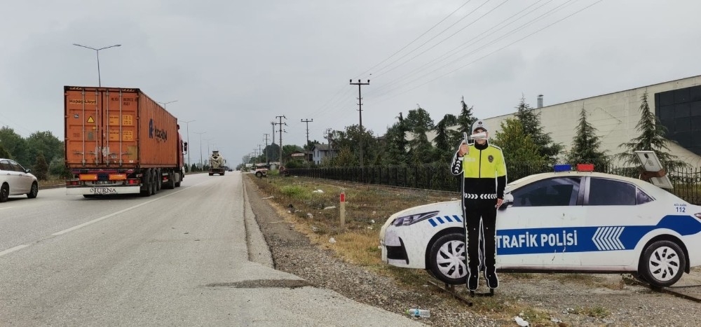 Maket polis araçlarından sonra maket polisler