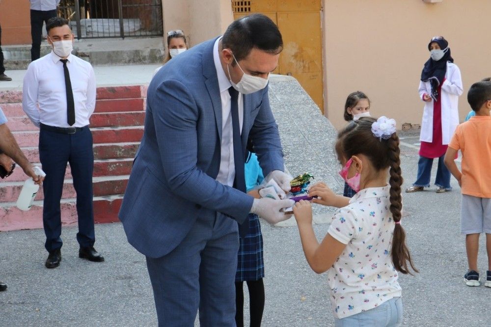 Manisalı öğrenciler eğitime kuru üzüm ve mesir macunuyla başladı