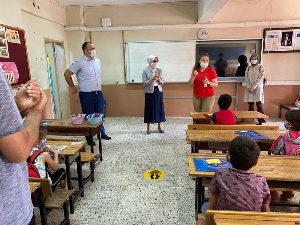 Manisalı öğrenciler eğitime kuru üzüm ve mesir macunuyla başladı