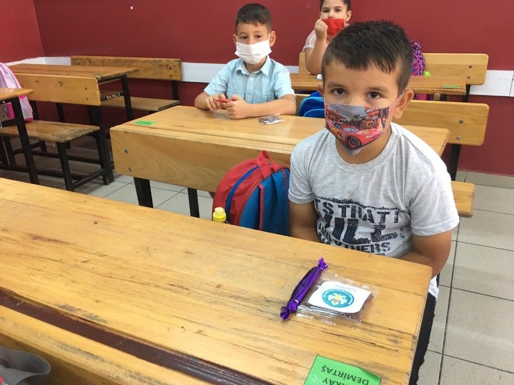 Manisalı öğrenciler eğitime kuru üzüm ve mesir macunuyla başladı