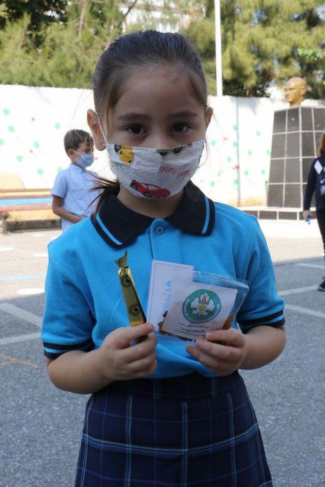 Manisalı öğrenciler eğitime kuru üzüm ve mesir macunuyla başladı
