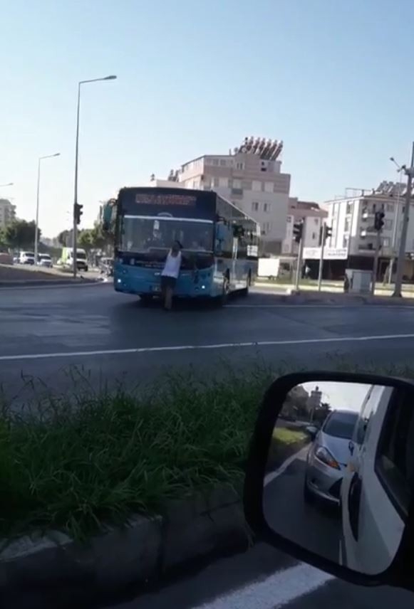 Maskesiz yolcudan tehlikeli eylem