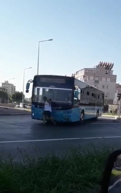 Maskesiz yolcudan tehlikeli eylem