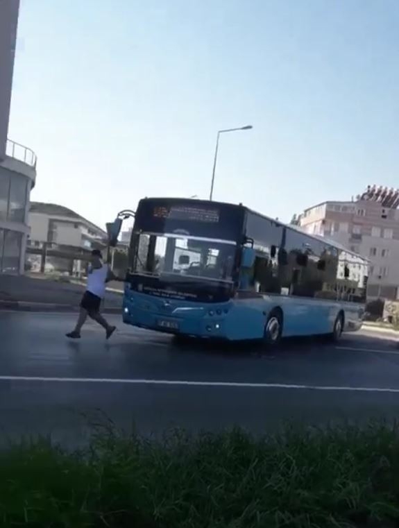 Maskesiz yolcudan tehlikeli eylem