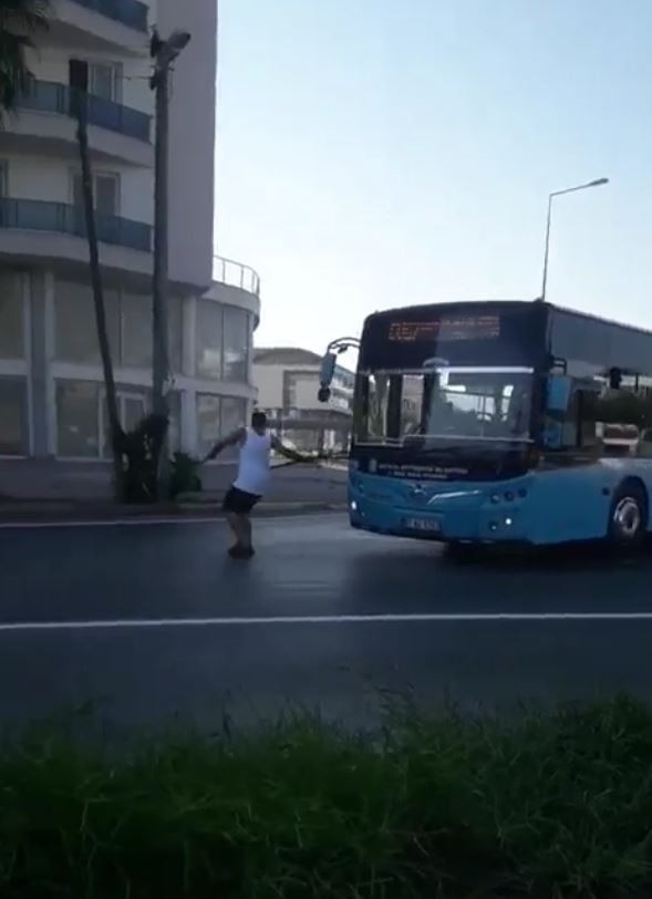 Maskesiz yolcudan tehlikeli eylem