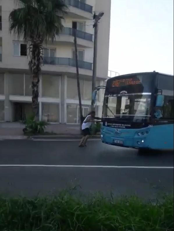 Maskesiz yolcudan tehlikeli eylem