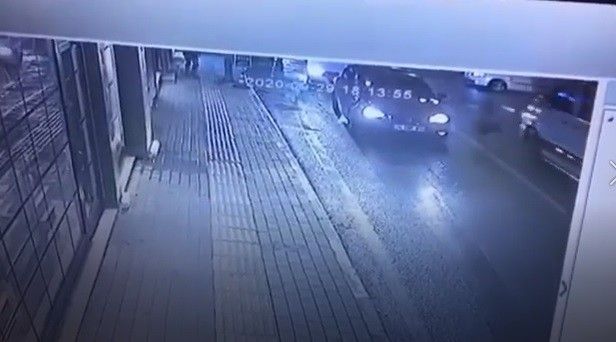 Minibüsün çarptığı kız böyle fırladı