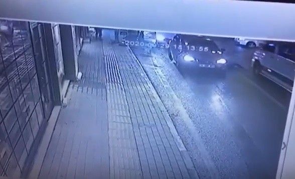 Minibüsün çarptığı kız böyle fırladı