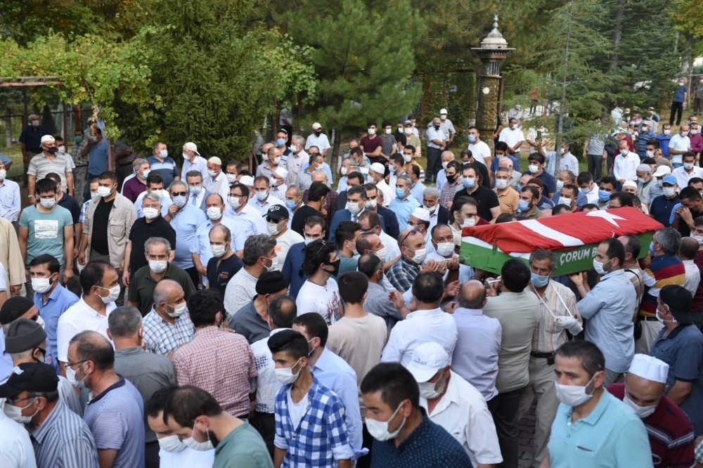 Öğrencisini kurtarmak isterken boğulan imama son veda