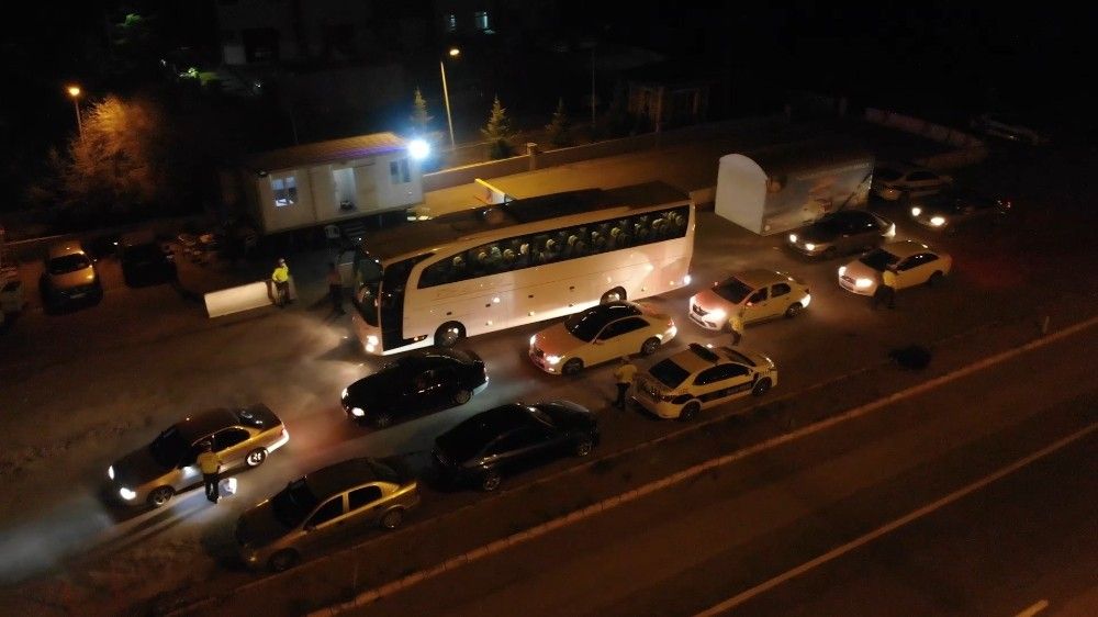 Otobüsler tek tek duruluyor
