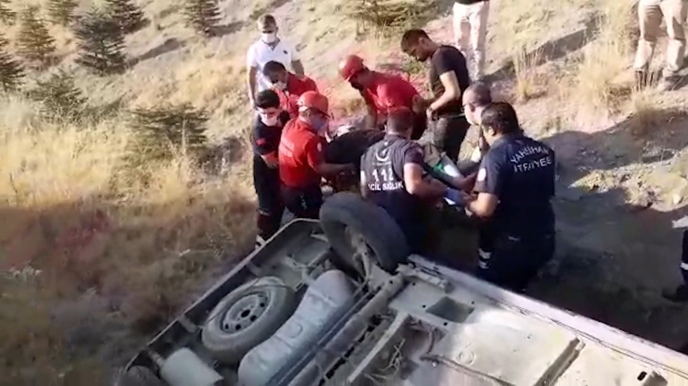 Otomobilde sıkışan kadın güçlükle kurtarıldı