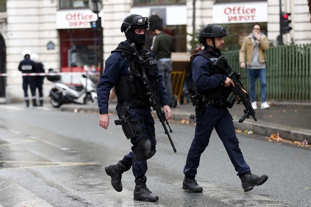 Paris'te satırlı saldırı