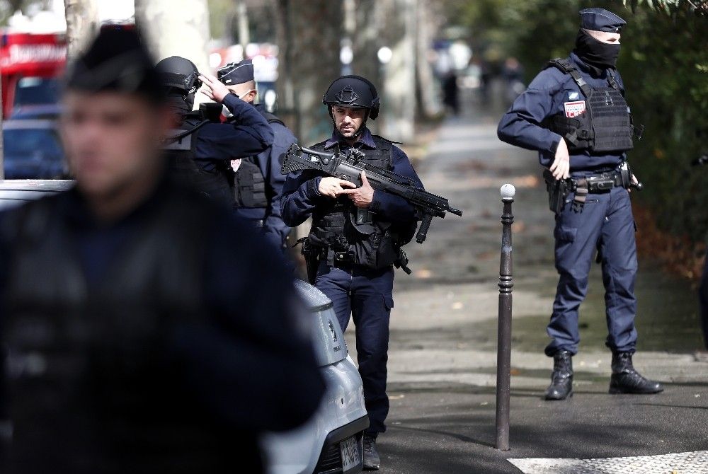 Paris'te satırlı saldırı